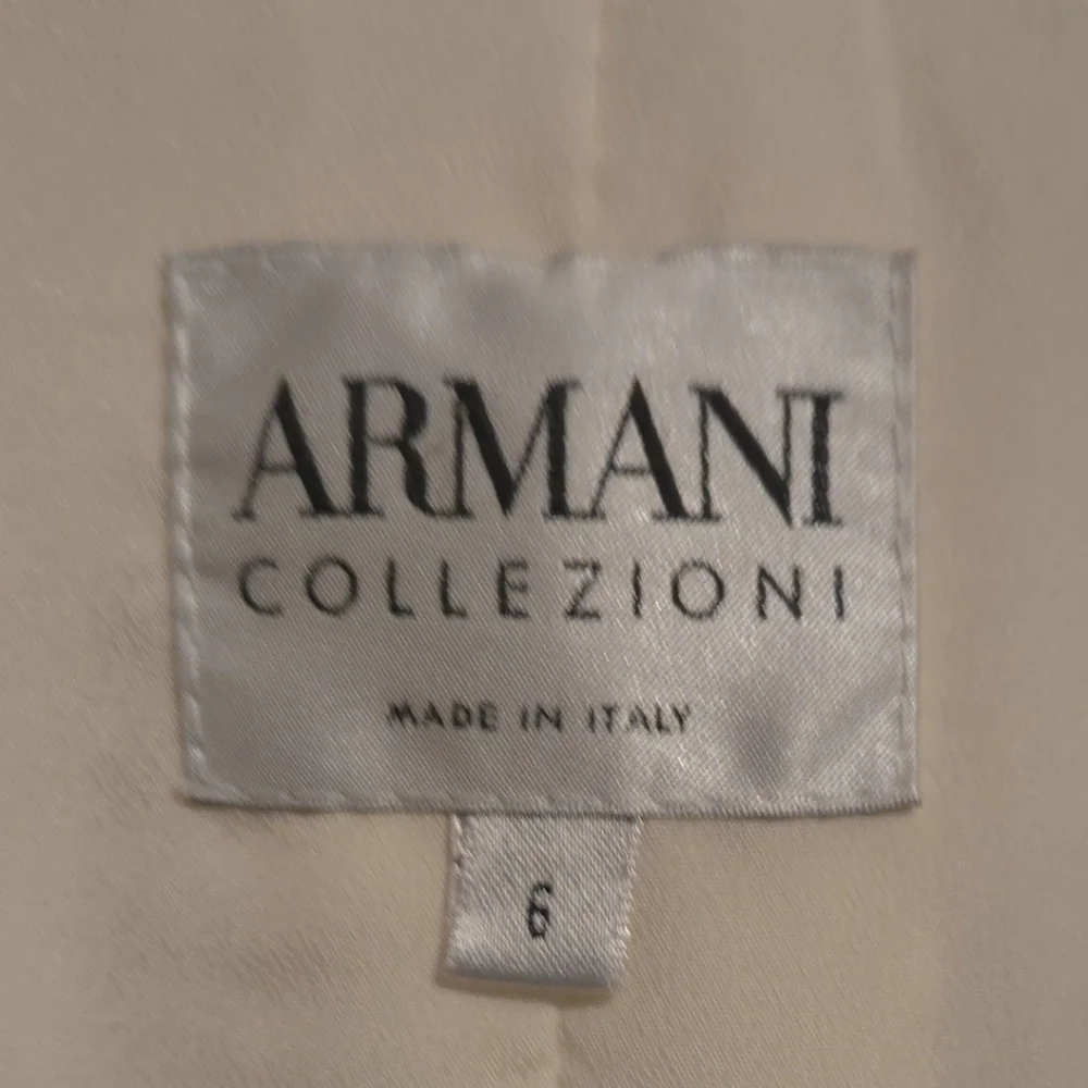 Armani COLLEZIONI  Size 6 Creme Jacket. Elegant, gorgeous. Perfect Condition - Picture 2 of 11